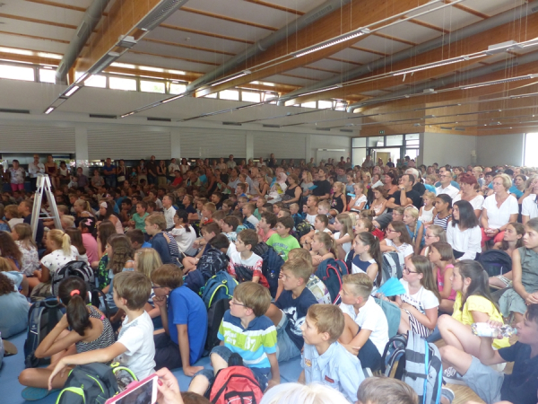 aufmerksame Zuschauer in der voll besetzten Mensa