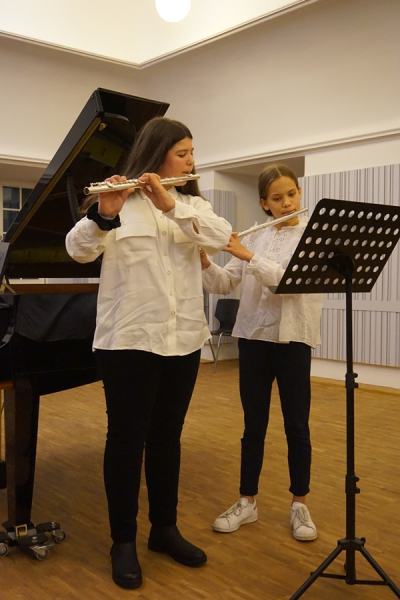 Pauline Ernst und Julia Makryniotti