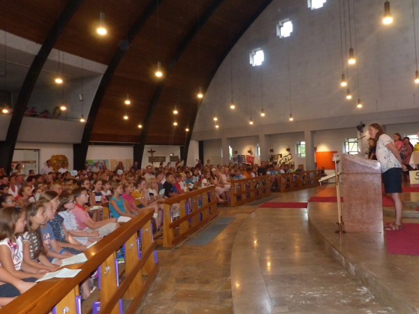 Begrüßung der Schüler, Eltern und Lehrer