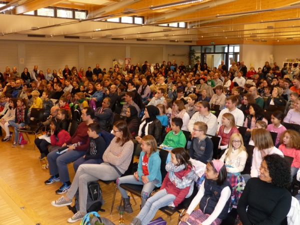 amüsiertes Publikum beim Anspiel