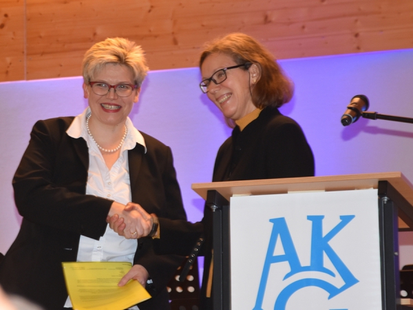 Frau Wölbern erhält ihre Urkunde von Gymnasial-Dezernentin Knauf-Goedeking (Staatliches Schulamt Heppenheim)