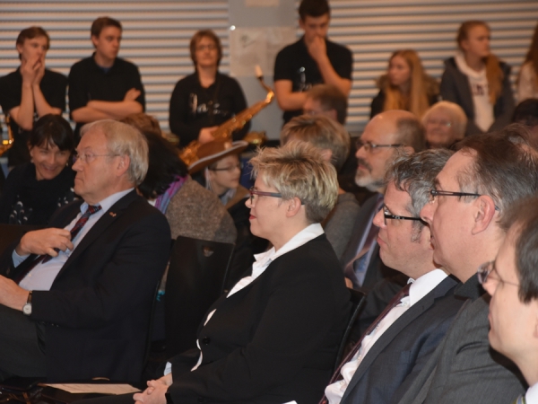 die Schulleiterin mit Ehrengästen