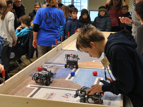 im Computerraum: programmierte Lego-Roboter in Aktion