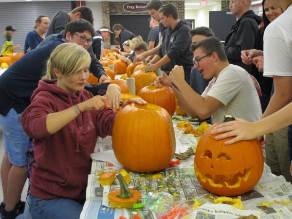 Kürbisschnitzen bei der Thanksgiving-Feier