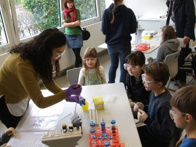 In der Biologie lernten die Nachwuchs-Forscher dem Umgang mit einer Profi-Pipette