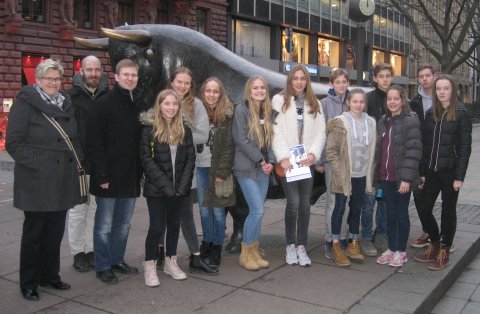 Im Zeichen des Bullen: Die Siegerteams des AKG vor der Frankfurter Börse