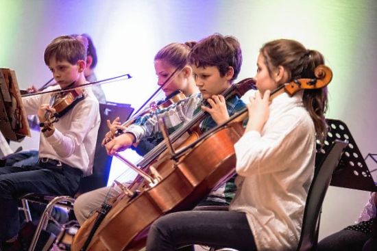 Beim Neujahrskonzert in der Mensa des AKG präsentierten die Musiker und Sänger des Gymnasiums einen Ausschnitt ihres erstklassigen Programms. © Lotz