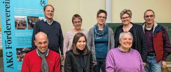 Foto: (hinten, v.l.) Wilhelm Karnbrock, Anne Krampff, Stefanie Seitz, Schulleiterin Nicola Woelbern, und Detlev Pallas (Schulelternbeirat); (vorne, v.l.) Patrick Roeder, Sophie Dobrigkeit und Vorsitzender Thomas von Machui  (© Lotz, Bergsträßer Anzeiger)