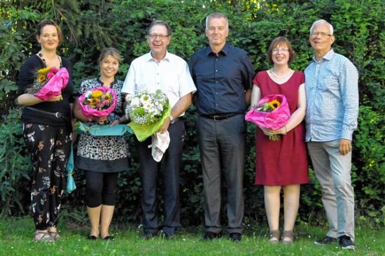 Nicht nur Schulleiter Karlheinz Wecht (3.v.l.), sondern auch sechs weitere Pädagogen haben das AKG zum Schuljahresende verlassen.