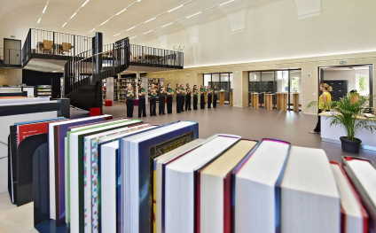 Aus der ehemaligen AKG-Turnhalle wurde eine moderne, lichtdurchflutete Bibliothek, die am Donnerstag mit einem Festakt eingeweiht wurde. © Funck