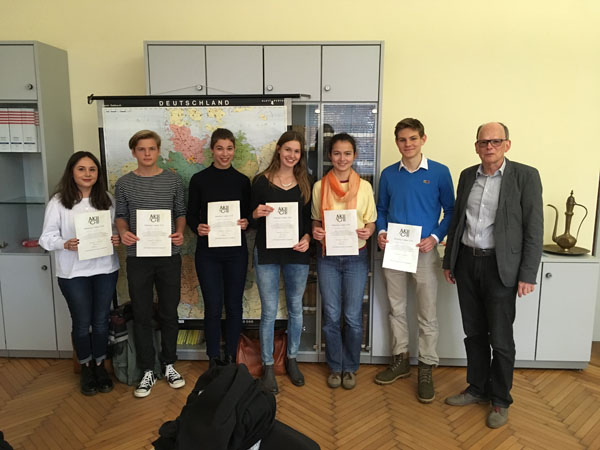 Hans-Jürgen Boysen-Stern gratuliert den sechs Gewinnern