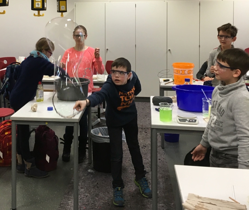 Malte testet eine alternative Technik zur Herstellung von Seifenblasen