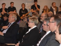 die Schulleiterin mit Ehrengästen